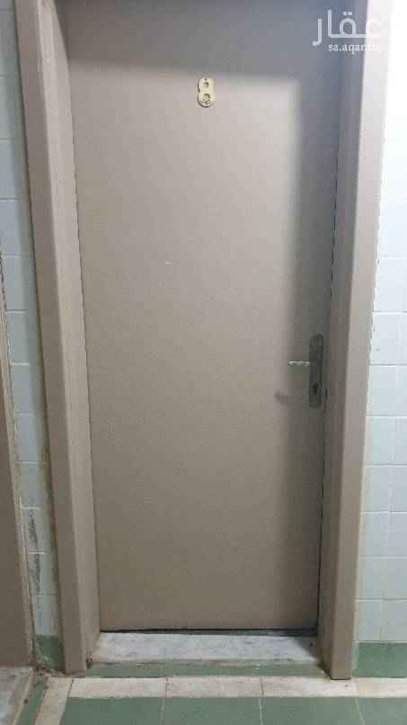 1394767 غرفه مجدده حديثا، و المنطقه جدا نشيطه و موجود حولك كل ومستلزمات الحياه الشقه تبعد دقيقه عن البيك و دقيقه من مسجد الشعيبي و سوبر ماركت في العماره المجاوره الرجاء الإتصال على المالك 0503360401ياسين مناع الموقع محدد في الإعلان