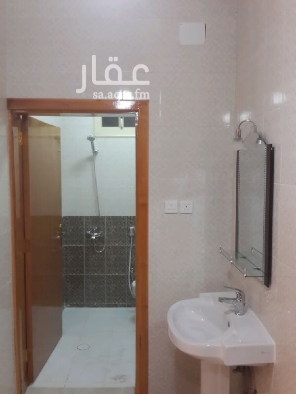 1407270 شقه دور اول مكونه من ٥ غرف و٣ دورات مياه وصاله مستقله الماء والكهرباء مطبخ راكب و٤ مكيفات راكبه يوجد مصعد
