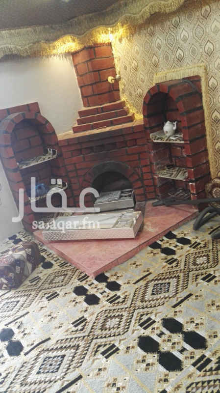 1570283 فله على طريق منتزه السحاب السوده دور استقبال مجلس وصاله ومطبخ وحمامان ودور غرف ثلاث غرف نوم بحماماتها ومشب وحوش وشوايه وموقع مطل وهادئ ومؤثثه بالكامل