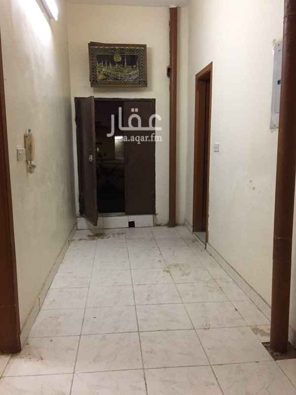1442952 شقه صغيره في الدور الارضي ،،، عباره عن غرفتين ومطبخ ودوره مياه مع مغسله ،،، تصلح لعايله صغيره او شخص واحد بشرط ( معه عقد زواج )،،، السعر شامل الكهرباء والماء