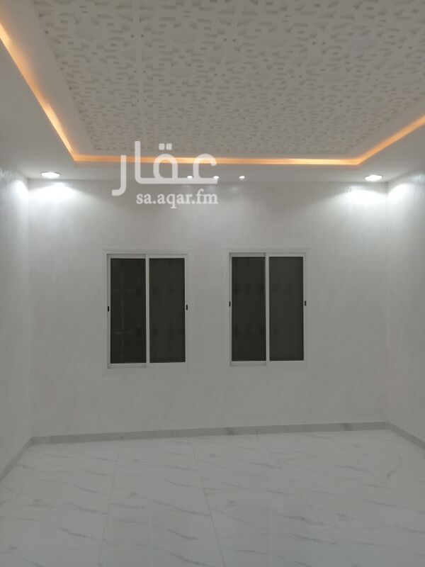 1295895 للإيجار دور أرضي جديد يتكون من مجلس ومقلط و٣ غرف نوم وصاله ومجلس حريمي ومطبخ ومشب خارجي ومدخل سياره