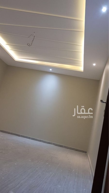 1587419 شقة مكونة من اربع(3) غرفة صالة مطبخ وحمامين عمارة جديدة بحي الصفا 8 (عيادة) مداخل ومخارج الحي مريحة من كل الجهات بقرب مسجد ومدارس بنين وبنات ورضة اطفال الحى هادئ جدا ، وبها المواقف بمظلات يوجد كاميرات مراقبة وكذالك باب أمان والدخول ببطاقة ممغنطة للفتح ، مبلغ الايجار25 الف ريال على دفعتين