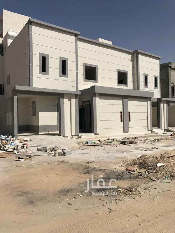 1767009 فلل دبلكس ٢٠٠م
تحت استقبال مجلس رجال ومقلط وصاله ومطبخ ودورتين مياه وملحق
فوق الدور الاول
اربع غرف نوم ثنتين بدورة مياه رئسيه وصالة
فوق الدور الثاني
غرفتين نوم دورتين مياة وصالة وسطح