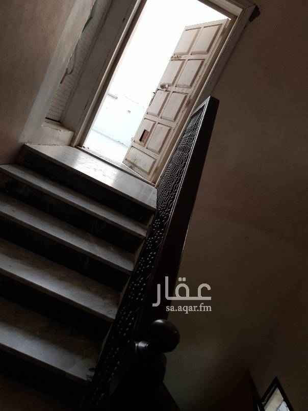 1592495 ملحق بالسطح
مدخل مشترك عباره عن:
2غرفه نوم
1حمام
1مطبخ
سطح كبير خاص
ملاحظه: قبل الاستلام سيتم ظرب جميع الغرف بويه والتنظيف بالكامل قبل الاستلام