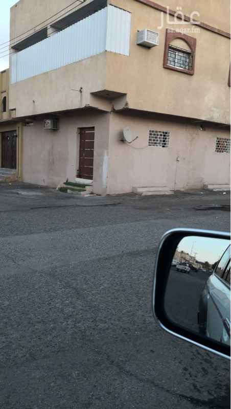 1410391 للبيع عمارة عبارة عن دورين حد ب250 الف المساحه 592م2 تتكون من شقتين فوق مؤجرات لشخص واحد ب٧٥٠٠ سنوي الدور الأرضي شقة عبارة عن صاله وغرفة ومطبخ وحمام والثانيه صغيره جدا غرفة كبيره وحمامه بقيه العقار ارض بمساحة ١٠٠م تقريبا بجانب العمارة مباشرة الجهة الجنوبيه شقتين ارضيات مؤجرات بالكامل تتكون كل شقه من ٣غرف وحوش ومطبخ ودورة مياه الأخيرة شقة ارضيه ٣غرف وصالة ومطبخ ودورتين مياة بالاضافه لاستراحه تتبع الشقه حمام وحوش ومجلس رجال كبير
دخلها السنوي 38000
مباشر
ابو خالد مكتب الجزيرة للعقارات 0503695935