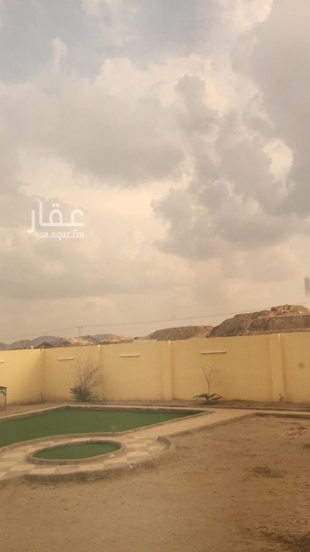 1276460 قسم للنساء يتكون من صالة واسعه لاقامة الحفلات وغرفه مفروشه واسعه. ومسطحات خضراء واسعه
وقسم منفصل للرجال يتكون من مجلسين واسعه. ومسطحات خضراء
الاستراحة مجهزه بلكامل. مطبخ ثلاجه وفرن وكاسات للقهوه والشاهي والعصير