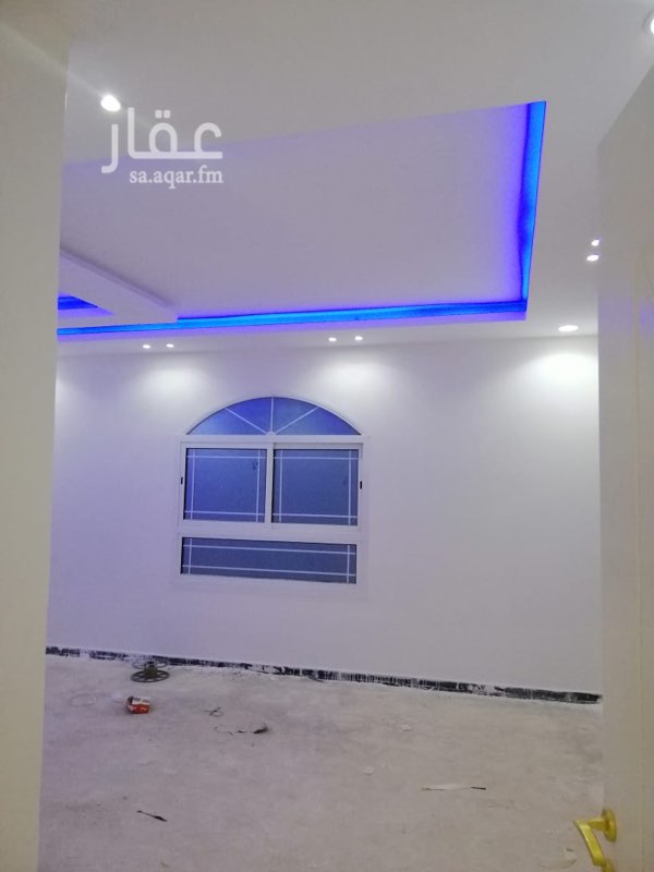 1584556 للايجار فيلا درج داخلي بحي الرمال مخطط الواحه
للايجار فيلا درج داخلي بحي الرمال مخطط الواحه
الي تحت:
مشب رجال....مجلس رجال....مقلط....صاله.... غرفه كبار السن....
الي فوق:
اربع غرف نوم كبيره وصاله فوق.
السطح :
غرفه شغاله. ودوره مياه
البيت كله ديكور فخم