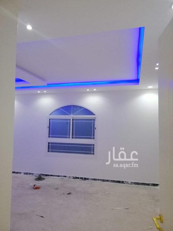 1584558 للايجار فيلا درج داخلي بحي الرمال مخطط الواحه
للايجار فيلا درج داخلي بحي الرمال مخطط الواحه
الي تحت:
مشب رجال....مجلس رجال....مقلط....صاله.... غرفه كبار السن....
الي فوق:
اربع غرف نوم كبيره وصاله فوق.
السطح :
غرفه شغاله. ودوره مياه
البيت كله ديكور فخم