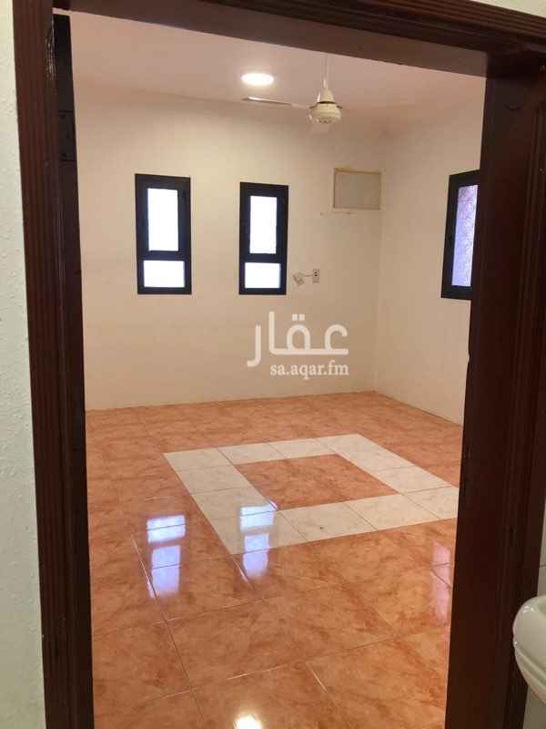 1617620 تتميز الشقة بوجود سطح مستقل لها كما انه يوجد خزان مستقل وكهرباء مستقلة سعته ٣٠ طن وتتميز ايضاً بقربها من المسجد والمدارس والخدمات بشكل عام
والدفع على حسب رغبة المستأجر سواء شهري او نصف سنوي او سنوي