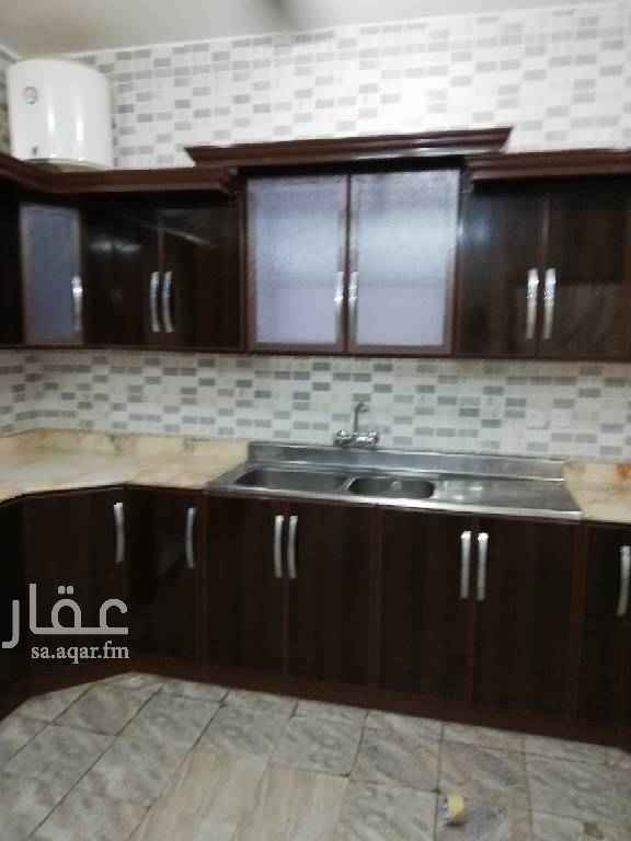 1510829 شقه دور ثاني مدخل مشترك مع شقه مجاوره لها سطح كلير مستقل بها وكهربا مستقل وخزان ماء مستقل تقع خلف روتانا حي الموسى بجوارها خدمات جدا سوبر وصراف ومسجد ومطاعم ومحلات تجاريه الخ متاحه من 9/1 البجار مقدم 6شهور ثم يصبح شهري قد سكنت وجددت البويات الشقه اخت الجديده يفضل عرسان او عايله صغبره