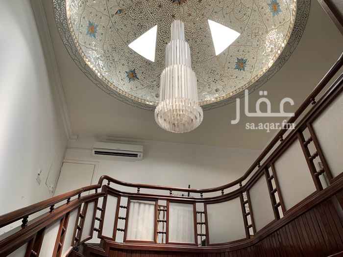 1750262 فيلا مستقله فيها موقف سيارة و غرفة سائق وغرفة خادمة - ٤ غرف نوم (وحدة منهم رئيسية) - مجلس رجال - و مجلس نساء - مدخل الفيلا كبير وفيها بهو و قبة - البيت يدخله الشمس ولا يحتاج اضاءة كهربائية - مطبخ راكب و مستودع خارجي صغير مع وجود غاز مركزي راكب .
البيت شرح جدا