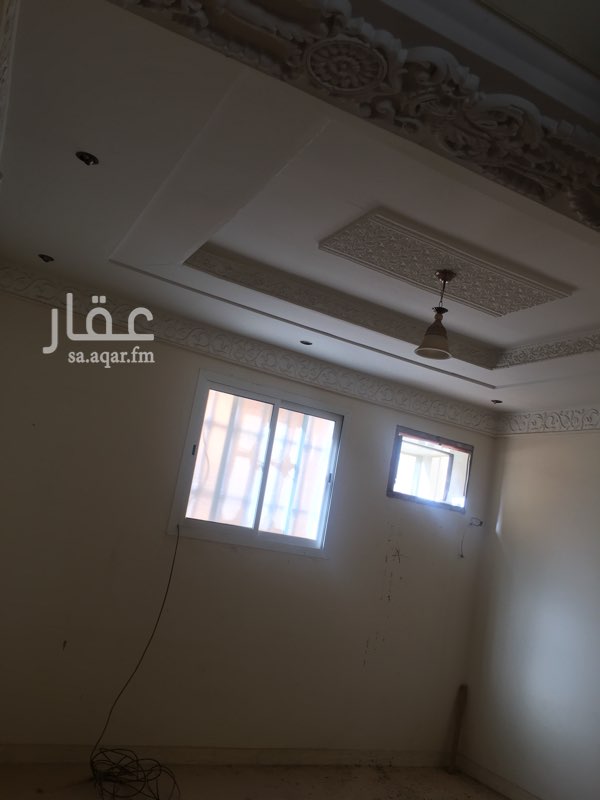 1751786 شقه للايجار في حي الدار البيضاء دور اول يوجد مجلس مع دورة المياه ومغسلته وبينهم باب وصاله ومطبخ نظاف اوفس مطل ع الصاله وغرفتين مساحتها تقريبا ٣/٣ وبينهم دوره مياه كبيره ومغسله يدين للايجار عائله صغيره او زوجين حديثي الزواج ممكن الايجار بالشهر الايجار سمح
