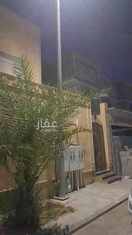 1647177 شقه للأيجار بالدور الأرضي
لها مدخلين.
تتكون من مجلس وصاله وغرفة نوم ودورتين مياه ومطبخ راكب وحوش صغير.