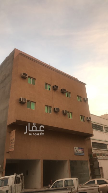 1587925 للبيع عمارة تجارية نص ارض بالثقبة 3 محلات و6 شقق وعدد 10 عدادت عزاب