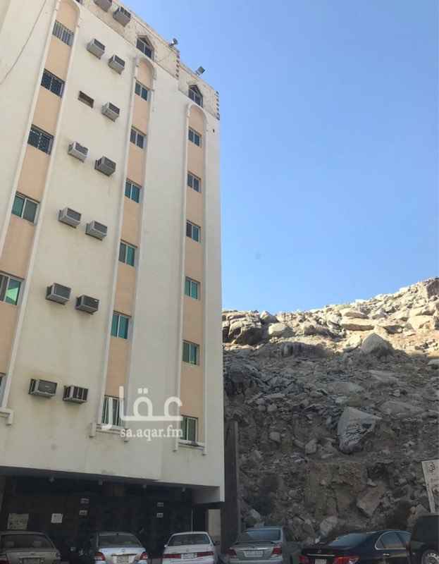 1531029 للبيع شقة تمليك بصك شرعي مساحتها 57.19 متر مربع بالاضافة الى مساحة المنافع المشاعة المشتركة مقدارها 8.96متر مربع ، الشقة مكونة من غرفتين مساحة كل واحده 4*5 تقريبا مع دورة مياه ومطبخ تقع في العزيزية الجنوبية محبس الجن في برج التيسير 3. مؤثثة ونظيفة والبيع سمح ان شاء الله