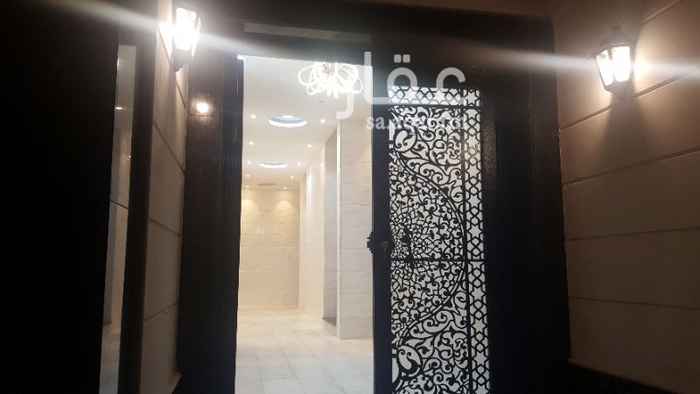 1563776 عمارة جديدة تتكون من عدد ٨ شقق كل شقة ٤ غرف . احد الشقق ٥ غرف.الشقتين العلوية وهي الشقة السابعة والثامنة كل شقة منها لها حوش خاص بها . أيضا يوجد غرفتين اثنتين بمثابة غرفة حارس. بمعنى عدد 35 غرفة للمبنى . غاز مركزي موصل وجاهز للإستخدام لكل الشقق. دش التلفزيون مركب وجاهز وموصل لكل غرفة. نقوم بتوفير الماء حسب العقد.تواصل معي على الواتساب ٠٥٠٣٩٠٨٣٧٥ وصلى الله على خير الأنام.