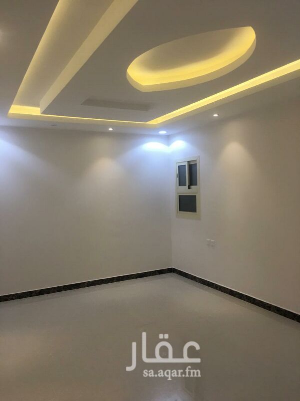 1504084 شقة بحي النرجس مخطط القصور
مستخدمة سنة نظيفة بالدور العلوي معها سطح
ثلاث غرف وصاله ومطبخ ودورتين مياه