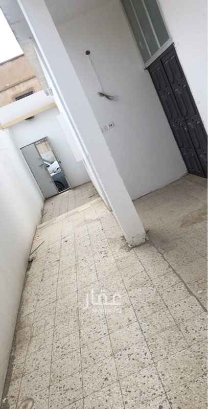 1421825 دور ارضي واسع مجدد تجديد كامل
6 غرف صاله واسعه ومطبخ واسع ومستودع واسع وايضا احواش واسعه على شارعين شرقي وغربي
قريب من جميع الخدمات