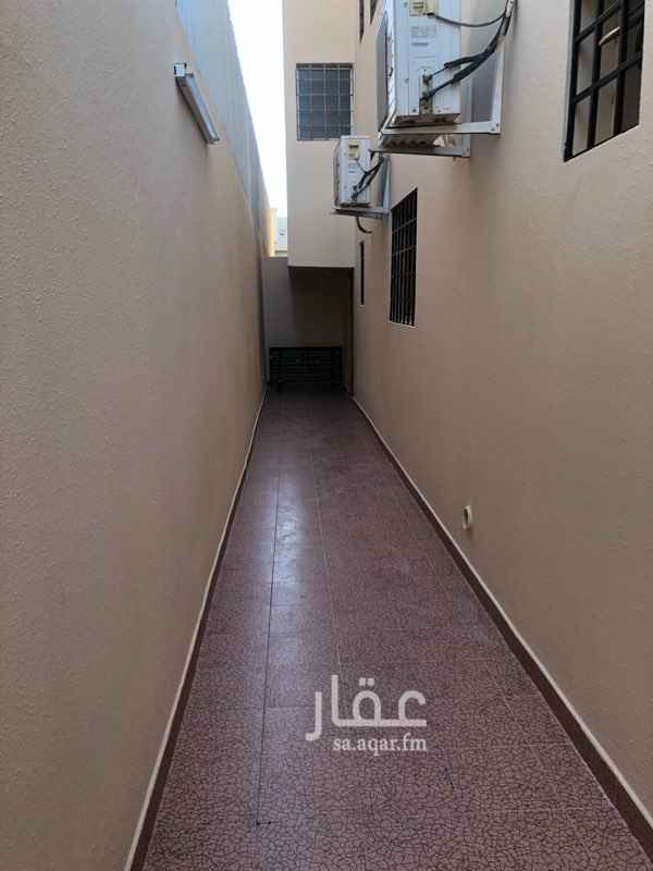 1692019 شقة فاخرة مجددة بالكامل مدخلين و٣ غرف نوم وصالة ودورتين مياه في فيلا على شارع عرض ٢٠ م المواقف متوفرة وموقع متميز بالقرب من الحديقة والمسجد وشارع القلم والحسن بن حسين التجاري