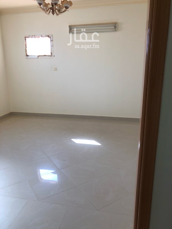 1262184 يوجد دور علوي للإيجار في حي النهضة ببريدة يتكون من مجلس ومقلط وصالة ومطبخ وثلاث غرف ودورتين مياه وجناح في السطح يتكون من غرفة ودورة مياه
الدور نظيف
وبحالة
جيدة