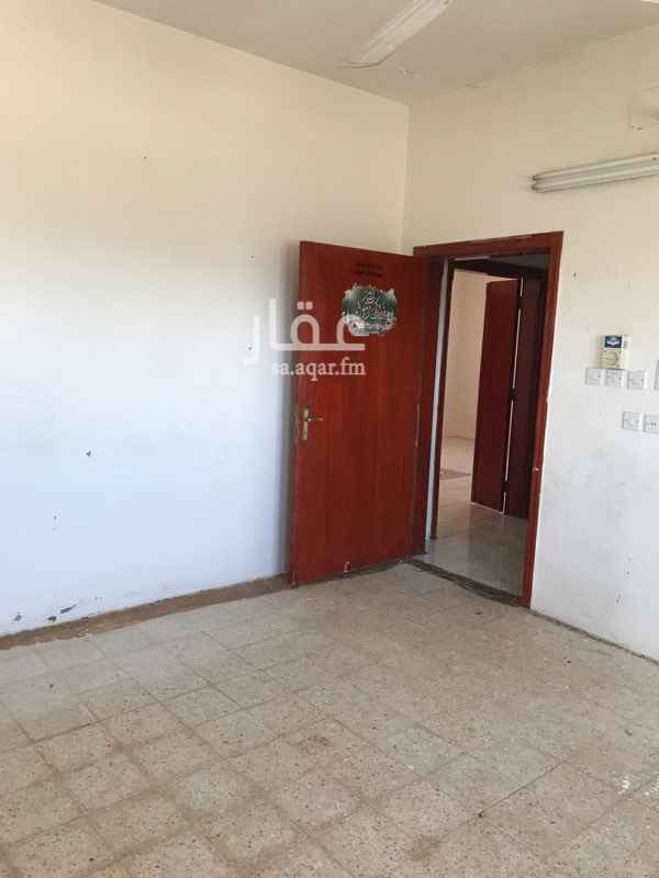 1443885 ملحق عبارة عن مجلس وصالة ومطبخ ودورتين مياه ومعه سطح مغطى بشنكو