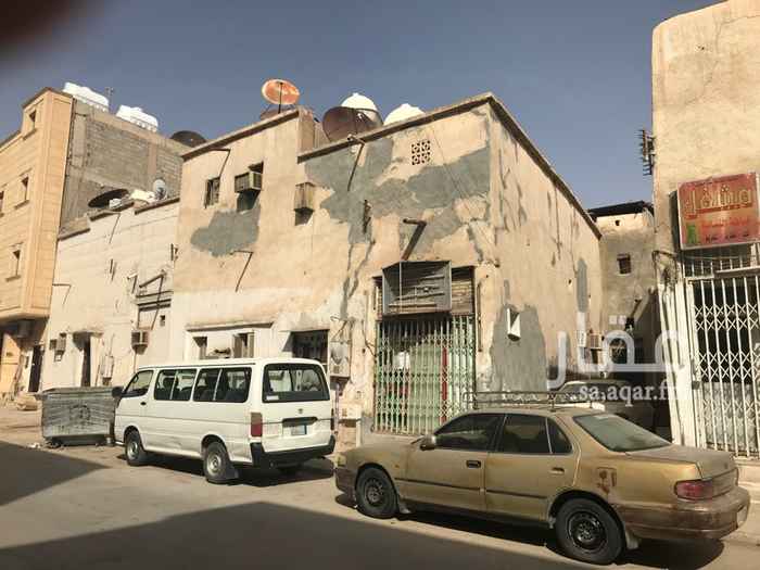 1577354 بيت شعبي تجاري مؤجر على عمالة باكستانية منذ اكثر من ١٠ سنوات الايجار الحالي ١٩ الف بعد ان تم تخفيض الايجار ،
والمحل تم اخلائة حيث انه كان اشبة بالمستودع ويمكن تاجيره او ضمه للبيت ورفع الايجار .
البيت عبارة عن دورين :
الدور الاول خمس غرف والدور الثاني المستاجرين بنوا فيه مجموعة من الغرف ايضاً .
البيت على شارعين:
الاول على شارع تجاري والمعروف باسم شارع شلهوب احد الشوارع الحيوية والمعروفة بحي الشميسي ويتميز بكثافة العمالة الاجنبية وخاصة من الجنسية الباكستانية .
والثاني شارع سد .
