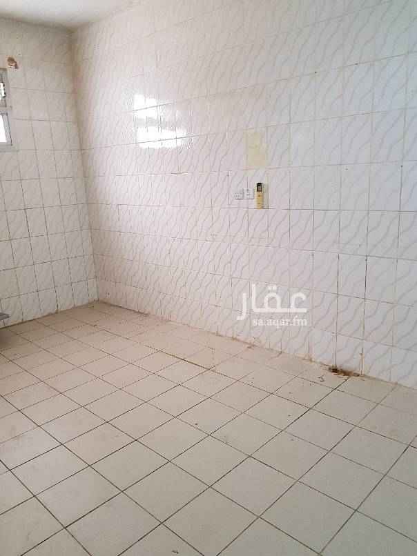 1591329 شقة للايجار بالدور الاول موقعها حي عتيقة قريبة من سوق خضار عتيقة بجوار مجمع مدارس البنات مكونة من اربع غرف ومطبخ وصالة وحمامين عداد كهرباء مستقل