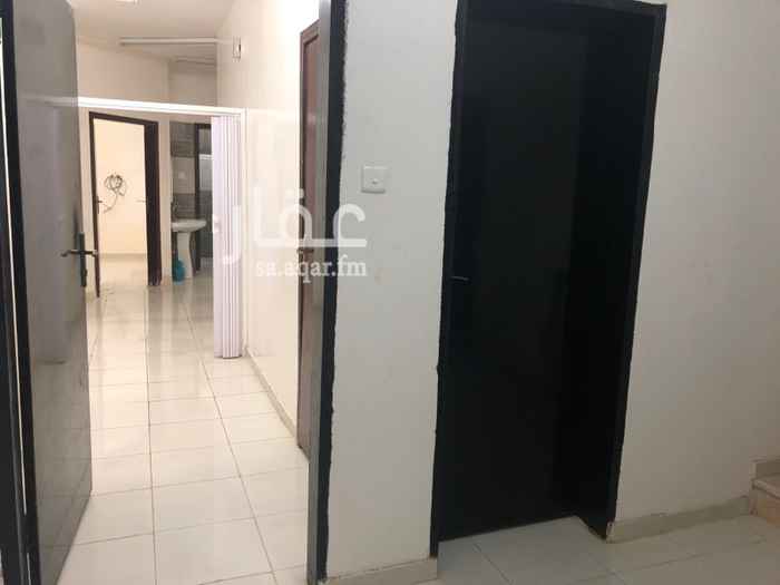1671468 يوجد شقتين متقابلتين كل شقه نظيفه وتحتوي على
4 غرف وصاله ومطبخ و3 حمام الكهرباء مشتركه يفضل العرسان الجداد او عائله صغيره