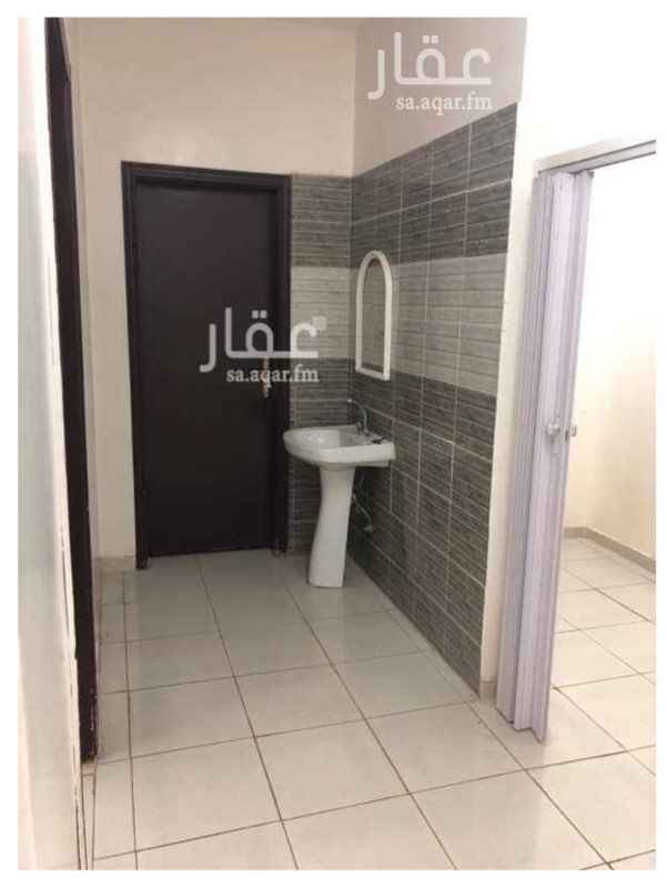 1680833 يوجدشقه نظيفه وتحتوي على
4 غرف وصاله ومطبخ و3 حمام الكهرباء مشتركه والماءمشترك