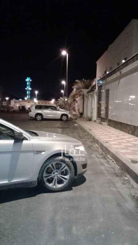 1401565 شقة نظيفة مدخلين مكونة من اربع غرف واسعة وصالة ومطبخ وثلاث دورات مياه ومصعد وغاز وقريبة من الخدمات وشارع الامام البخاري ومسجد البخاري