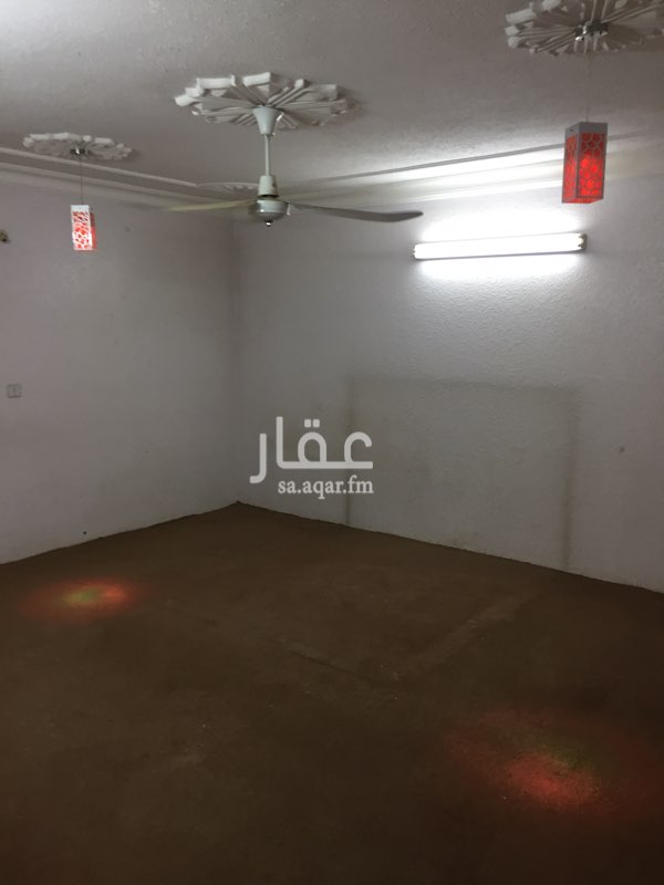 1690799 شقة كبيرة في السطح .لك السطح بالكامل.عداد كهرباء مستقل.٣ غرف نوم و صالة و مطبخين راكبين و دورتين مياه و سطح كبير مقسوم قسمين ومغسلة خارجية ويوجد مكيفين راكبين .