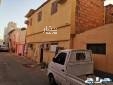 1429411 بيت شعبي مسلح للبيع خلف الشامل الجديد حق الملابس السيب اللي خلف السوق مباشرة البيت في بداية السيب ثاني بيت البيت مكون من دورين ومساحته 140م الدور الأول مسقوف مسلح مقسوم شقتين كل شقه غرفتين وصالة ومطبخ ودورة مياه وحوش صغير من الخلف الدور العلوي مسقوف زنك فيها أربع غرف ودورة مياه ومطبخ مفتوح البيت نظيف جدا ومؤجر بالكامل وفرصة مميزه للسكن والإستثمار البيت في موقع عوائل وقريب من الأسواق والمدارس مؤجرة بمبلغ 2200 شهريا . الحد للبيع 180 الف ريال وسبب البيع لضروف النقل خارج المنطقة