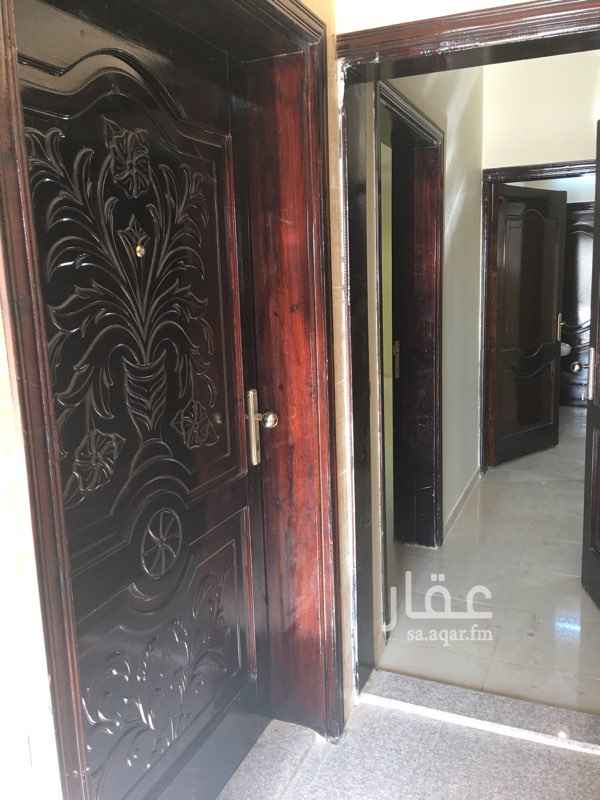 1735202 شقة من ٤ غرف وصالة وثلاث دورات مياه مع سطح خاص
في حي الدوحة .