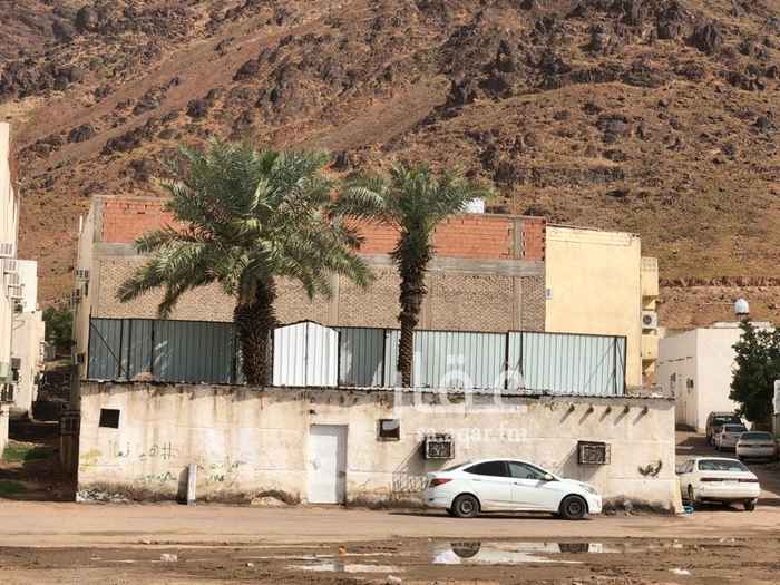 1390843 للبيع بيت بسيد الشهداء مقابل قاعة ريماس. ثلاث شوارع. صالح لسكن. فيه حوش صغير. مزروع فيها نخلتين مثمره. الصك الكتروني.