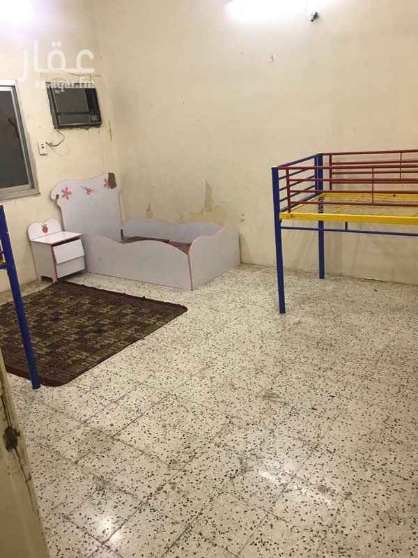 1715918 شقة قديمه بجوار جميع الخدمات يتوفر بها المكيفات والثلاجه والغسالة وانبوبة غاز مع قز فسيحة جدا بها بلكونه صغيرة وخزين للمطيخ وفلتر مياه