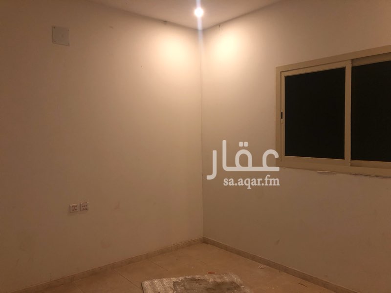 1572778 أرض مسورة مساحتها ٤٠٠ متر وفيها مشب كبير وغرفة ودورة مياه ومطبخ صغير وتابع لها غرفة سواق بدورة مياه وفيها خزان ماء وبيارة وعداد كهرباء وعداد ماء وفيه مدخل كهربائي للسيارة في حي طيبة برياض الخبراء