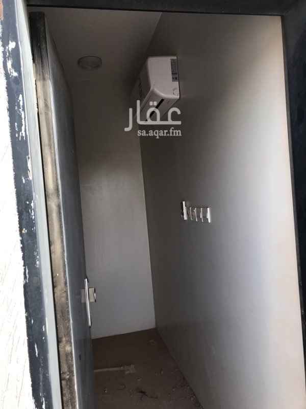 1689423 فيلا خاصة مستقله
مجلس و مقلط وصالة كبيرة مطله ع المطبخ درج داخلي
الدور الثاني عدد الغرف 4 غرفه فيها غرفة رائيسية وصالة بها مطبخ صغير راكب دواليبه
بالسطح غرفه شغاله وغرفه اخرى مستودع وبجنبها غرفة غسيل
الحوش تدخل سيارة وبه مسلخ جاهز وغرفه سواق جاهزه
كل الفيلا راكب بها مكيفات سبلت
السعر قابل للتفاوض