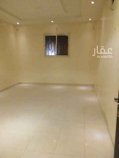 1645719 دور اول ٥ غرف + ٣ حمامات + صالة + مطبخ