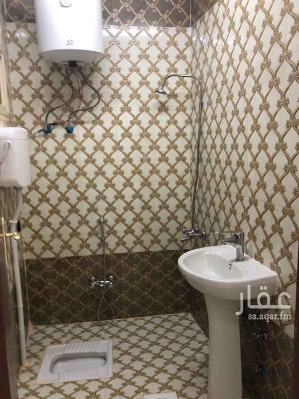 1682336 للأيجار بالكامل عماره تجارية مقابل سوق القيصريه مباشره على طريق الملك سعود يوجد فيها 11 سويت كل سويت مكون من غرفه نوم مساحة الغرفه تقريبا 5*4 ودورة مياه ومطبخ وواجهة العماره محل تجاري واسع فتحتين مقابل السوق مباشره مكون من طابقين مساحة الطابق الأول تقريبا 100 متر والطابق الثاني 160 متر واسع جدا ويصلح كمطعم او محل بيع اجهزه كهربائيه أو محل ملابس جاهزه الموقع جدا ممتاز ومناسب