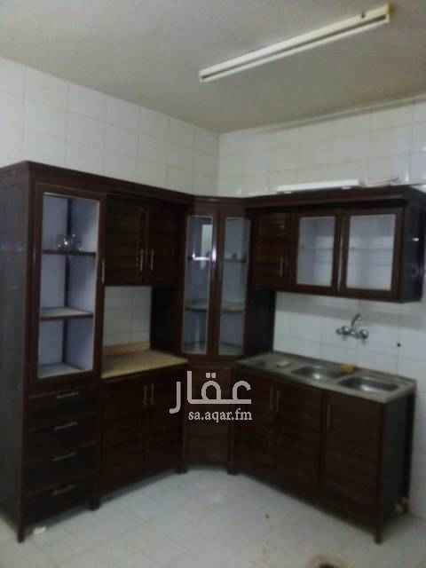 1697868 التواصل مع ابو صديق 0567255257
شقة أرضية ثلاث غرف وصاله ومطبخ راكب ودورتين مياه حي الروابي شارع عبدالله بن عباس قريب منها خدمات ومدارس
