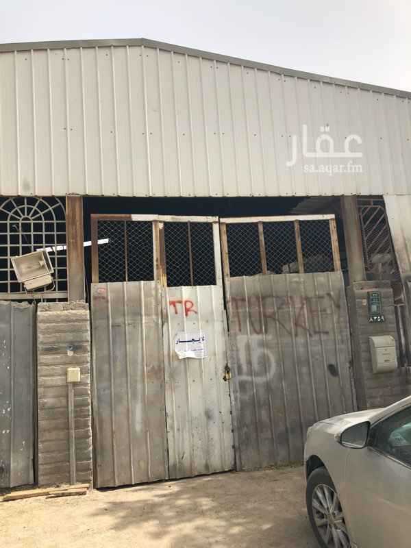 1585836 هو عبارة عن ورشة حداده تتكون من ثلاث غرف والباقي مساحات كبيره تصلح ان تكون اما ورشة سيارات وهي قريبه من ورش السيارات او ورشة نجاره
