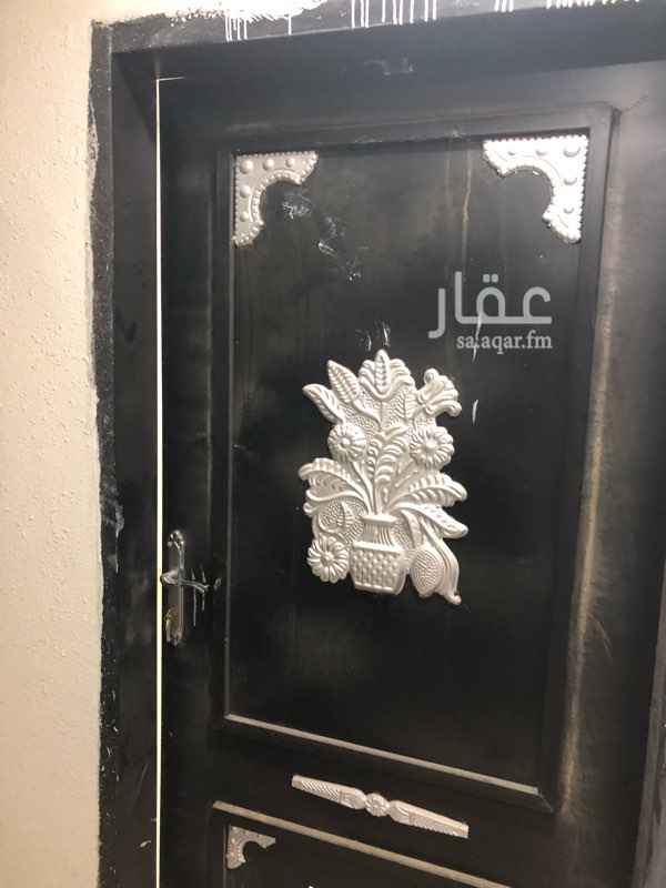 1621185 لدينا عشرون شقة جديدة عبارة عن غرفتين وصالة ودورة مياة تنفع شقق مفروشة او عزاب الايجار لمدة سنة كاملة والمبلغ مائتين الف ايجار لمدة سنة لجميع الشقق او حسب الاتفاق . فرصة لا تعوض للاستثمار والمنطقة مطلوبة جدا .