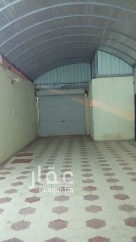 1586116 دور شبه جديد + درج داخلي. مجلس ومقلط وصالة وغرفتين دورتين مياه. فوق 3 غرف نوم 2 دورات مياه. مدخل سيارة ريموت. ملحق خارجي. مطبخ مركب. 5 مكيفات سبيلت. سيراميك. جبس. حي العريجاء الغربي جميع الخدمات. مدارس مسجد. أسواق. عداد مستقل