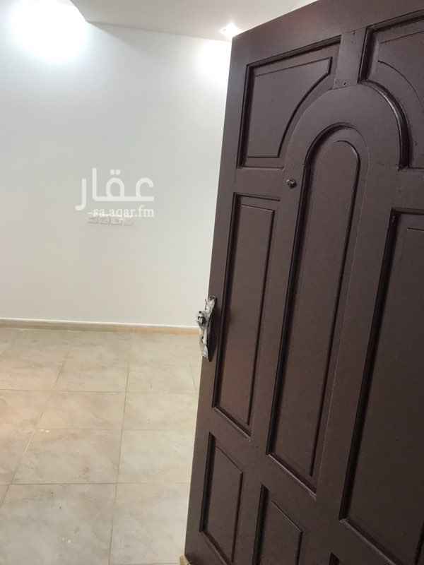 1706246 شقه مكونه من غرفتين وصاله ودورة مياه بسعر 900 ريال شهرياً في منطقة الحمدانيه ( حي الصالحيه ) مطبخ راكب عداد كهرباء مستقل تقع بالقرب من قاعة لميس تم عمل صيانه كامله للكهرباء والسباكه وتم تجديد البويه تقع الشقه في الدور الارضي الشقه ممتازه ونظيفه جداً والماء مجاناً للتواصل على جوال 0504523129