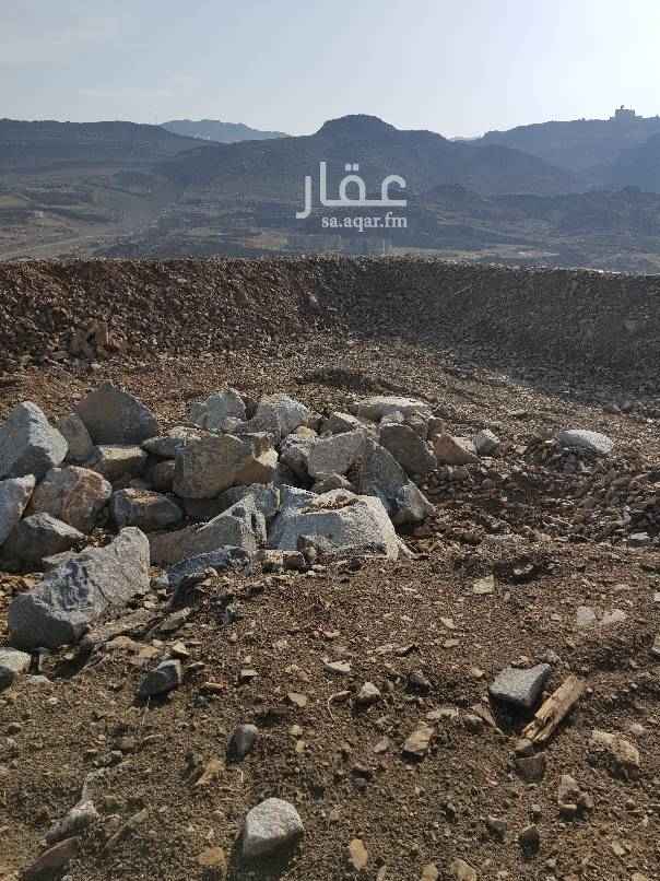 1582737 أرضين للبيع بالخديلة متجاورتين مساحتها الاجمالية 1522م محاطة بجدار استنادي من الغرب والجنوب وحدودها وأطوالها كما يلي :
الشمال طول 22,90م وينكسر شمال غرب 8,60م بطول اجمالي 31,50م يحدها أرض
الجنوب بطول 32,15م يحدها أرض
الشرق بطول 53,10م على شارع عرض 10م
الغرب بطول 46م ويحدها أرضين
ولا يوجد عليها مشاكل ومضمونه وتصلح استراحه موقعها مطل وقريبة من قاعة ريناد