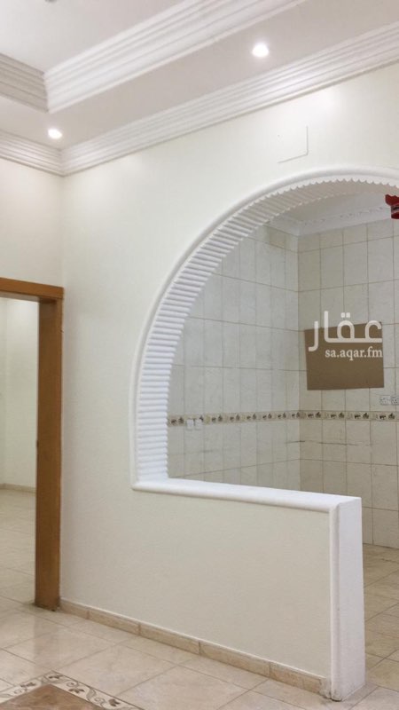 1402531 شقة اربع غرف و صاله و حمامين قريبة من جامع الرحمة و بجوار حديقة بطحاء قريش ب عشرين الف سنوي