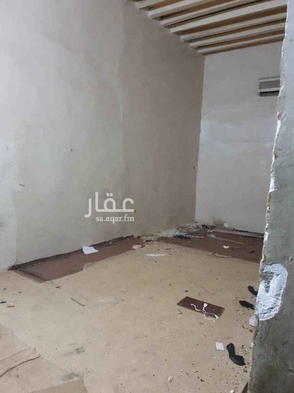 1381521 بيت شعبي للايجار للعوائل
يحتوي الدور الارضي على مجلس وصاله صغيره وغرفتين وعدد ٢ دورة مياه ومطبخ
والسطح على غرفه ودورة مياه وساحة