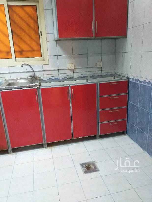 1641296 الشقه بيها غرفتين نوم كبار
الشقه بيها حماميين ومطبخ راكب
الشقه صاله كبيره و معاها سطح خاص كبير
الشقه بيها مكيفات اسبليت الشقه الشقه مجدده بالكامل وجاهزها للسكن