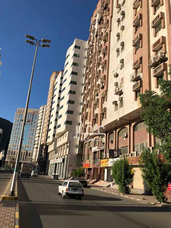 1338831 شقة للبيع في ابراج الاحسان الدور الثامن الواقعة في حي العزيزية مكة المكرمة، وتمتاز بالموقع الممتاز كونها تقع امام مسجد القطريين والذي سينتهي من توسعته قريبا ان شاء الله وقريبة ايضا من الحرم
وبخصوص السعر فهو قابل للتفاوض