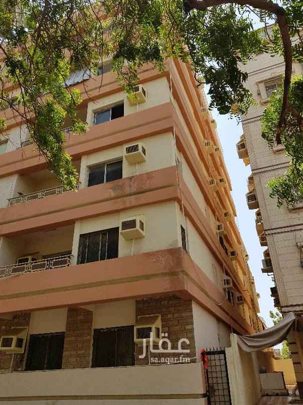 1676720 عمارة سكنية استثمارية لقطة على شارعين تتكون من ٢٧ شقة منها ٢٠ شقه من اربعة غرف وحمامين ومطبخ وصاله مدخل و٧ شقق من ثلاثة غرف وحمامين ومطبخ وصالة مدخل وكل شقة بعداد كهربه مستقل فيها مصعد مجدد وبدروم مستودع واجمالي عدادات العمارة ٢٩ عداد كما ان الشقق مجدده والعماره واصل فيها الماء والمجاري